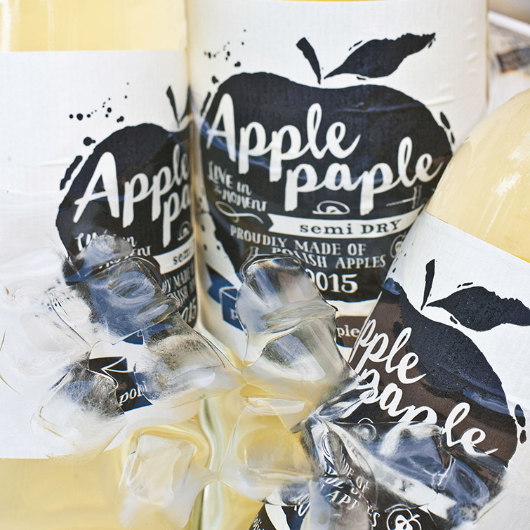 Polskie wino jabłkowe półwytrawne Apple Paple